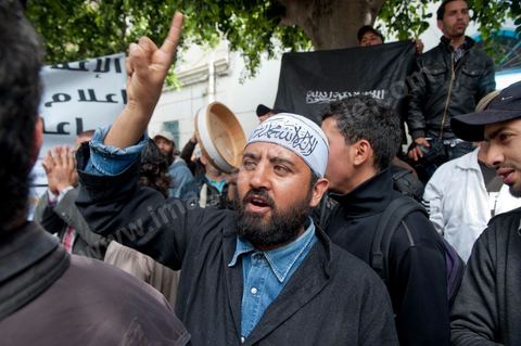 19 avril 2012 devant le tribuanl de première instance de Tunis où se déroule le procés Karoui / Nesma TV les nadhaouistes et salafistes demandent la fermeture de la chaine de télévison privée.