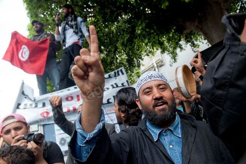 19 avril 2012 devant le tribuanl de première instance de Tunis où se déroule le procés Karoui / Nesma TV les nadhaouistes et salafistes demandent la fermeture de la chaine de télévison privée.