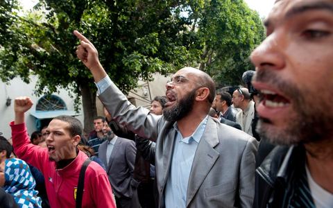 19 avril 2012 devant le tribuanl de première instance de Tunis où se déroule le procés Karoui / Nesma TV les nadhaouistes et salafistes demandent la fermeture de la chaine de télévison privée.