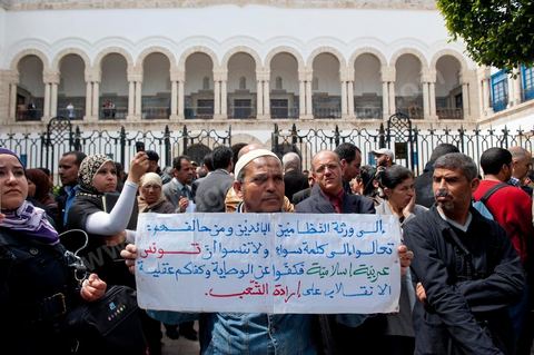 19 avril 2012 devant le tribuanl de première instance de Tunis où se déroule le procés Karoui / Nesma TV les nadhaouistes et salafistes demandent la fermeture de la chaine de télévison privée.