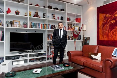 Nabil Karoui PDG de NesmaTV dans le salon de sa maison.