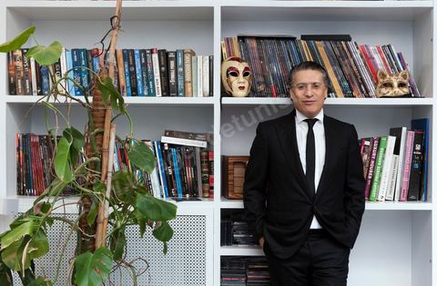 Nabil Karoui PDG de NesmaTV dans le salon de sa maison.