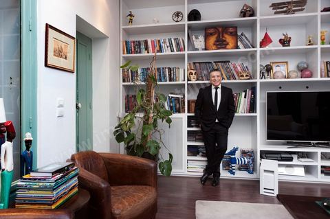 Nabil Karoui PDG de NesmaTV dans le salon de sa maison.