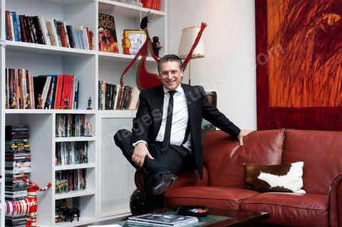 Nabil Karoui PDG de NesmaTV dans le salon de sa maison.