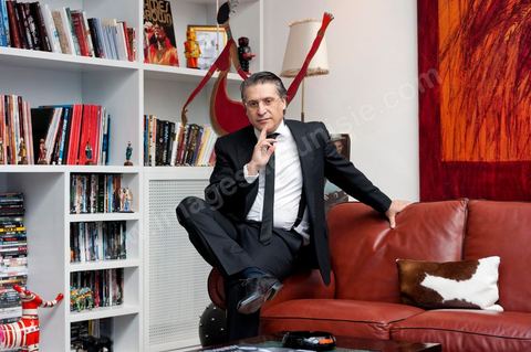 Nabil Karoui PDG de NesmaTV dans le salon de sa maison.