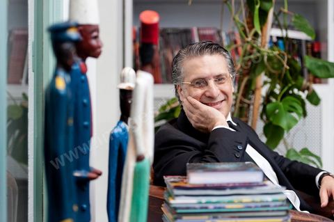Nabil Karoui PDG de NesmaTV dans le salon de sa maison.