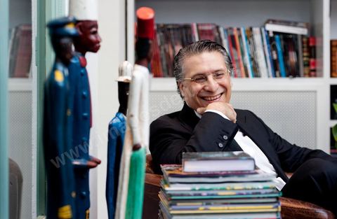 Nabil Karoui PDG de NesmaTV dans le salon de sa maison.