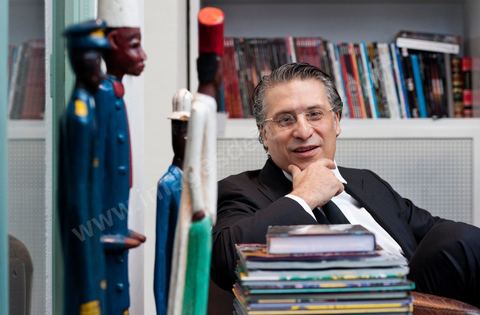 Nabil Karoui PDG de NesmaTV dans le salon de sa maison.