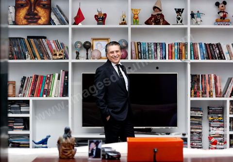 Nabil Karoui PDG de NesmaTV dans le salon de sa maison.