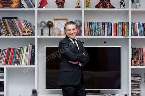 Nabil Karoui PDG de NesmaTV dans le salon de sa maison.