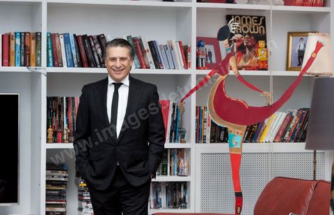 Nabil Karoui PDG de NesmaTV dans le salon de sa maison.