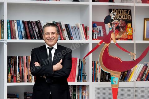 Nabil Karoui PDG de NesmaTV dans le salon de sa maison.