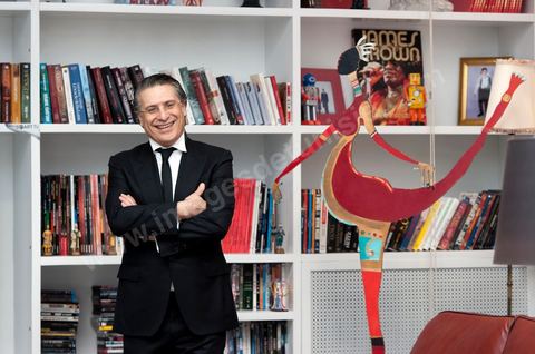 Nabil Karoui PDG de NesmaTV dans le salon de sa maison.