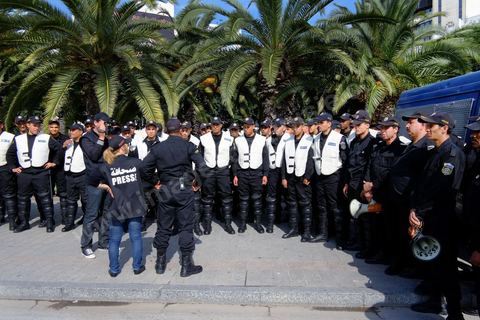 1er mai 2012 sur l'avenue Habib Bourguiba, manifestation des syndicalistes et des travailleurs tunisiens sur l'avenue pour la fête du travail. Debiref de la police avant la grande journée de manifestations.