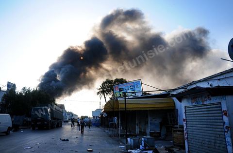 24 mai : un incendie s'est déclaré ce jeudi à 06H20 du matin au marché de Moncef Bey à Tunis, détruisant 352 points de vente sur une superficie de 1.500 mètres carrés dans le pavillon A, située dans la partie arrière du marché. Plusieurs unités sécuritaires ayant été dépêchées sur les lieux de l'incendie, en plus de 15 véhicules de la Protection civile, ce qui a permis de circonscrire l'incendie et d'éviter, ainsi, la propagation du feu.Il a ajouté que l'écroulement du toit des dépôts de marchandises a rendu difficile l'extinction de l'incendie, affirmant qu'aucune perte humaine n'est à déplorer. 