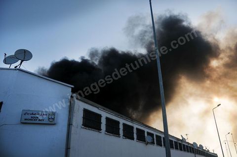 24 mai : un incendie s'est déclaré ce jeudi à 06H20 du matin au marché de Moncef Bey à Tunis, détruisant 352 points de vente sur une superficie de 1.500 mètres carrés dans le pavillon A, située dans la partie arrière du marché. Plusieurs unités sécuritaires ayant été dépêchées sur les lieux de l'incendie, en plus de 15 véhicules de la Protection civile, ce qui a permis de circonscrire l'incendie et d'éviter, ainsi, la propagation du feu.Il a ajouté que l'écroulement du toit des dépôts de marchandises a rendu difficile l'extinction de l'incendie, affirmant qu'aucune perte humaine n'est à déplorer. 
