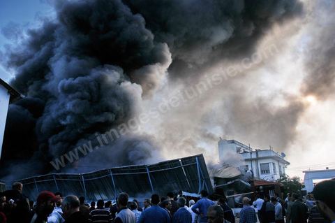 24 mai : un incendie s'est déclaré ce jeudi à 06H20 du matin au marché de Moncef Bey à Tunis, détruisant 352 points de vente sur une superficie de 1.500 mètres carrés dans le pavillon A, située dans la partie arrière du marché. Plusieurs unités sécuritaires ayant été dépêchées sur les lieux de l'incendie, en plus de 15 véhicules de la Protection civile, ce qui a permis de circonscrire l'incendie et d'éviter, ainsi, la propagation du feu.Il a ajouté que l'écroulement du toit des dépôts de marchandises a rendu difficile l'extinction de l'incendie, affirmant qu'aucune perte humaine n'est à déplorer. 