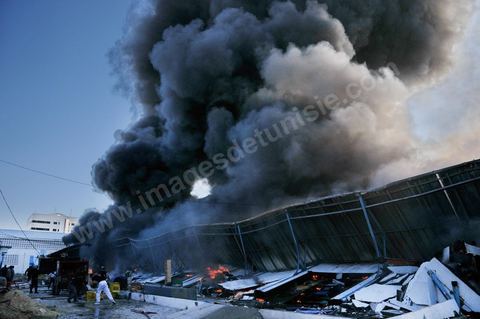 24 mai : un incendie s'est déclaré ce jeudi à 06H20 du matin au marché de Moncef Bey à Tunis, détruisant 352 points de vente sur une superficie de 1.500 mètres carrés dans le pavillon A, située dans la partie arrière du marché. Plusieurs unités sécuritaires ayant été dépêchées sur les lieux de l'incendie, en plus de 15 véhicules de la Protection civile, ce qui a permis de circonscrire l'incendie et d'éviter, ainsi, la propagation du feu.Il a ajouté que l'écroulement du toit des dépôts de marchandises a rendu difficile l'extinction de l'incendie, affirmant qu'aucune perte humaine n'est à déplorer. 
