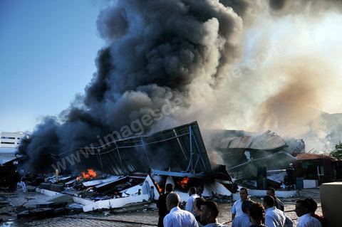 24 mai : un incendie s'est déclaré ce jeudi à 06H20 du matin au marché de Moncef Bey à Tunis, détruisant 352 points de vente sur une superficie de 1.500 mètres carrés dans le pavillon A, située dans la partie arrière du marché. Plusieurs unités sécuritaires ayant été dépêchées sur les lieux de l'incendie, en plus de 15 véhicules de la Protection civile, ce qui a permis de circonscrire l'incendie et d'éviter, ainsi, la propagation du feu.Il a ajouté que l'écroulement du toit des dépôts de marchandises a rendu difficile l'extinction de l'incendie, affirmant qu'aucune perte humaine n'est à déplorer. 