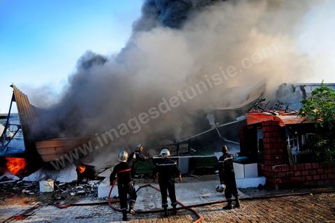 24 mai : un incendie s'est déclaré ce jeudi à 06H20 du matin au marché de Moncef Bey à Tunis, détruisant 352 points de vente sur une superficie de 1.500 mètres carrés dans le pavillon A, située dans la partie arrière du marché. Plusieurs unités sécuritaires ayant été dépêchées sur les lieux de l'incendie, en plus de 15 véhicules de la Protection civile, ce qui a permis de circonscrire l'incendie et d'éviter, ainsi, la propagation du feu.Il a ajouté que l'écroulement du toit des dépôts de marchandises a rendu difficile l'extinction de l'incendie, affirmant qu'aucune perte humaine n'est à déplorer. 