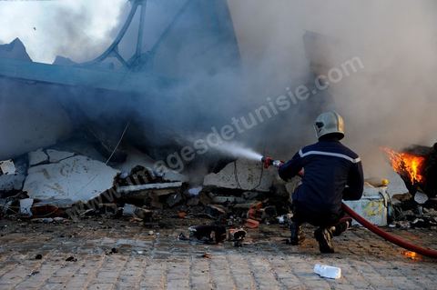 24 mai : un incendie s'est déclaré ce jeudi à 06H20 du matin au marché de Moncef Bey à Tunis, détruisant 352 points de vente sur une superficie de 1.500 mètres carrés dans le pavillon A, située dans la partie arrière du marché. Plusieurs unités sécuritaires ayant été dépêchées sur les lieux de l'incendie, en plus de 15 véhicules de la Protection civile, ce qui a permis de circonscrire l'incendie et d'éviter, ainsi, la propagation du feu.Il a ajouté que l'écroulement du toit des dépôts de marchandises a rendu difficile l'extinction de l'incendie, affirmant qu'aucune perte humaine n'est à déplorer. 