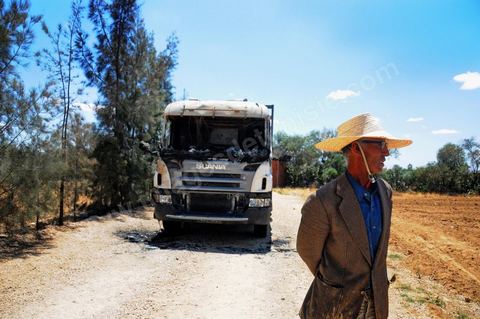 25 mai : à Sidi Bouzid  le depot de faouzi gammoudi ( sur la photo le père de ), fournisseur principal des bieres pour Sidi Bouzid,saccagé par les salafistes après qu'un groupe décrit par les salafistes comme la ' bande de Faouzi' aient tiré sur la mosquée d'ALrahma,  blessant deux personnes. 2 grand semi, 2 camion(3.5t) et une voiture ont été incendié, ansi que les camera de surveillance un stock important du biere et du vins.     