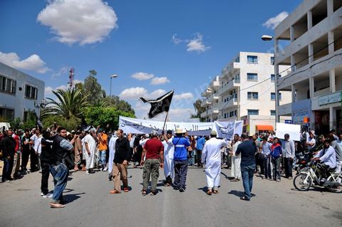 25 mai : à Sidi Bouzid . les ventes d'alcool au marché noir a augmneté à sidi bouzid, les voisins des dealers ont partis à la police qui ne réagit pas, alors ils ont parti demandé aux salaf d'intervenir. Des négociation avec les propriétaires des bars n'ont pas abouti. Les salafistes et les voisins ont demandé la fermeture et la délocalisation des 2 bars et des 2 depôts du centre ville de sidi bouzid vers la zone industrielle. après l'attaque sur la mosquée,  les salafistes ont organisé une marche (1000 personnes) lors d'un discours devant  mosquée alrahma, ils demandent : " l'interdiction totale de la vente de biere et vin à sidi bouzid. "