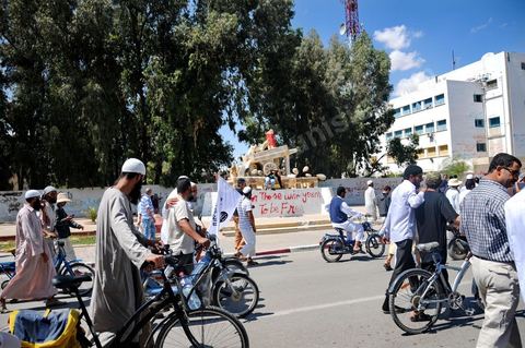 25 mai : à Sidi Bouzid . les ventes d'alcool au marché noir a augmneté à sidi bouzid, les voisins des dealers ont partis à la police qui ne réagit pas, alors ils ont parti demandé aux salaf d'intervenir. Des négociation avec les propriétaires des bars n'ont pas abouti. Les salafistes et les voisins ont demandé la fermeture et la délocalisation des 2 bars et des 2 depôts du centre ville de sidi bouzid vers la zone industrielle. après l'attaque sur la mosquée,  les salafistes ont organisé une marche (1000 personnes) lors d'un discours devant  mosquée alrahma, ils demandent : " l'interdiction totale de la vente de biere et vin à sidi bouzid. "