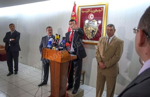 31 mai : conférence de presse de Ali Larayedh au Ministère de l'interieur. Le Ministre a rappelé que la réactivation de la loi n°4 de  1969, régissant le rassemblement en public  et les manifestations et qui autorise l’intervention policière jusqu’à l’usage de balles réelles contre les attaques portant atteinte à la sûreté de l’Etat et des citoyens, est  toujours en vigueur. M. Larayedh a rappelé par la même occasion que l’état d’urgence décrété en Tunisie est toujours de mise. Le ministre de l’intérieur a déclaré que les attaques violentes perpétrées par une catégorie des salafistes contre les libertés individuelles des citoyens et contre les forces de l’ordre sont considérées comme des crimes de droit commun, Ali Larayedh a critiqué au cours de cette conférence certains syndicalistes ayants des appartenances partisanes et les accuse de vouloir provoquer les troubles.