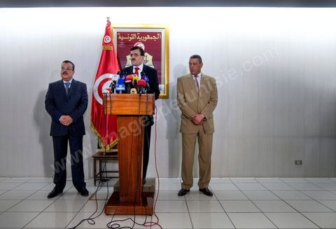 31 mai : conférence de presse de Ali Larayedh au Ministère de l'interieur. Le Ministre a rappelé que la réactivation de la loi n°4 de  1969, régissant le rassemblement en public  et les manifestations et qui autorise l’intervention policière jusqu’à l’usage de balles réelles contre les attaques portant atteinte à la sûreté de l’Etat et des citoyens, est  toujours en vigueur. M. Larayedh a rappelé par la même occasion que l’état d’urgence décrété en Tunisie est toujours de mise. Le ministre de l’intérieur a déclaré que les attaques violentes perpétrées par une catégorie des salafistes contre les libertés individuelles des citoyens et contre les forces de l’ordre sont considérées comme des crimes de droit commun, Ali Larayedh a critiqué au cours de cette conférence certains syndicalistes ayants des appartenances partisanes et les accuse de vouloir provoquer les troubles.