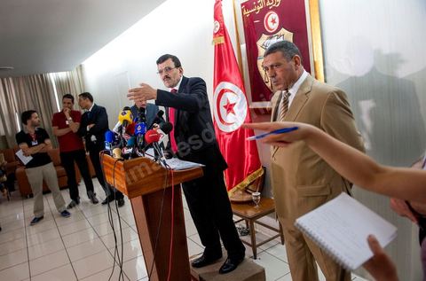 31 mai : conférence de presse de Ali Larayedh au Ministère de l'interieur. Le Ministre a rappelé que la réactivation de la loi n°4 de  1969, régissant le rassemblement en public  et les manifestations et qui autorise l’intervention policière jusqu’à l’usage de balles réelles contre les attaques portant atteinte à la sûreté de l’Etat et des citoyens, est  toujours en vigueur. M. Larayedh a rappelé par la même occasion que l’état d’urgence décrété en Tunisie est toujours de mise. Le ministre de l’intérieur a déclaré que les attaques violentes perpétrées par une catégorie des salafistes contre les libertés individuelles des citoyens et contre les forces de l’ordre sont considérées comme des crimes de droit commun, Ali Larayedh a critiqué au cours de cette conférence certains syndicalistes ayants des appartenances partisanes et les accuse de vouloir provoquer les troubles.