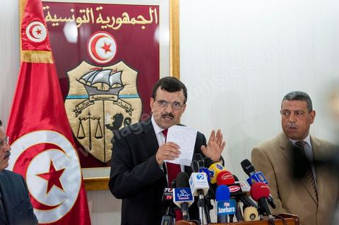 31 mai : conférence de presse de Ali Larayedh au Ministère de l'interieur. Le Ministre a rappelé que la réactivation de la loi n°4 de  1969, régissant le rassemblement en public  et les manifestations et qui autorise l’intervention policière jusqu’à l’usage de balles réelles contre les attaques portant atteinte à la sûreté de l’Etat et des citoyens, est  toujours en vigueur. M. Larayedh a rappelé par la même occasion que l’état d’urgence décrété en Tunisie est toujours de mise. Le ministre de l’intérieur a déclaré que les attaques violentes perpétrées par une catégorie des salafistes contre les libertés individuelles des citoyens et contre les forces de l’ordre sont considérées comme des crimes de droit commun, Ali Larayedh a critiqué au cours de cette conférence certains syndicalistes ayants des appartenances partisanes et les accuse de vouloir provoquer les troubles.