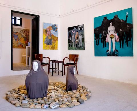 10 juin : Au printemps des Arts Fair Tunis au soir du dernier jour. L'exposition polémique qui a lancé un grand mouvement de protestations au dernier jour accusant ces artistes de porter atteint au sacré. ici l'oeuvre de Mohamed Be, Slama, "couscus à l'agneau" dut e^tre retiré par la police dans la nuit pour éviter sa détérioration par des groupes de salafistes qui ont tenté d'investir le palais Abdellia à la Marsa où se déroule l'exposition . Cette polémique engagera les premiers affrontements entre l'état et les salafistes depuis deux jours obligeant le gouvernement à établir un nouveau couvre feu