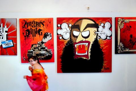 10 juin : Au printemps des Arts Fair Tunis au soir du dernier jour. L'exposition polémique qui a lancé un grand mouvement de protestations au dernier jour accusant ces artistes de porter atteint au sacré. ici les oeuvres que les salafistes considérent comme une provocation des laics envers la religion, définisant ces oeuvres comme une profantion du sacré. Cette polémique engagera les premiers affrontements entre l'état et les salafistes depuis deux jours obligeant le gouvernement à établir un nouveau couvre feu