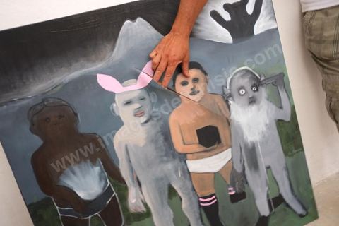 11 juin : Au printemps des Arts Fair Tunis le lmendemain matin du dernier jour. L'exposition polémique qui a lancé un grand mouvement de protestations au dernier jour accusant ces artistes de porter atteint au sacré. La nuit des affrontements ont eu lieu entre la police et des dizaines de salafistes qui ont tenté de s'introduire dans le Palais Abdellia qui accueilli cette expo d'art dans le but de détruire les oeuvres qui portaient atteintes au sacré. Cette polémique engagera les premiers affrontements entre l'état et les salafistes depuis deux jours obligeant le gouvernement à établir un nouveau couvre feu. Ici l'une des toiles lacérées.