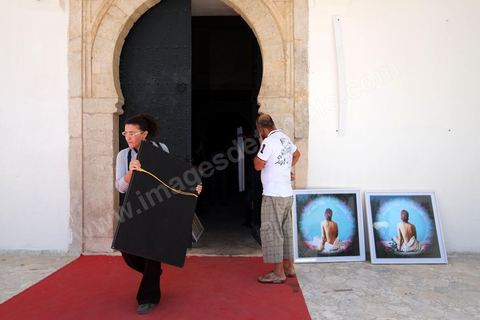 11 juin : Au printemps des Arts Fair Tunis le lmendemain matin du dernier jour. L'exposition polémique qui a lancé un grand mouvement de protestations au dernier jour accusant ces artistes de porter atteint au sacré. La nuit des affrontements ont eu lieu entre la police et des dizaines de salafistes qui ont tenté de s'introduire dans le Palais Abdellia qui accueilli cette expo d'art dans le but de détruire les ouevres qui portaient atteintes au sacré. Cette polémique engagera les premiers affrontements entre l'état et les salafistes depuis deux jours obligeant le gouvernement à établir un nouveau couvre feu
