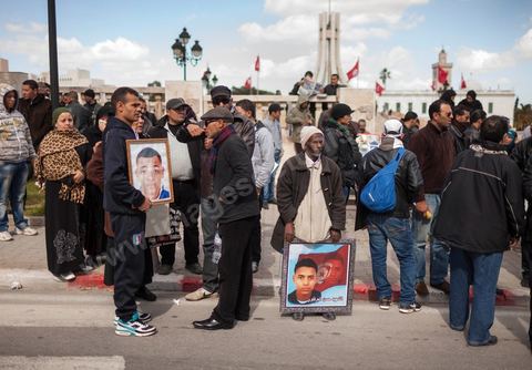 Des familles de victimes tuées lors de la répression du soulèvement de janvier 2011 manifestent devant le Ministère de la Défense pour éxiger la coopération du Ministère de l'Intérieur dans les enquêtes sur les circonstances des décès. (au premier plan, le père d'une victime de la répression du soulèvement du Bassin minier en juin 2008).