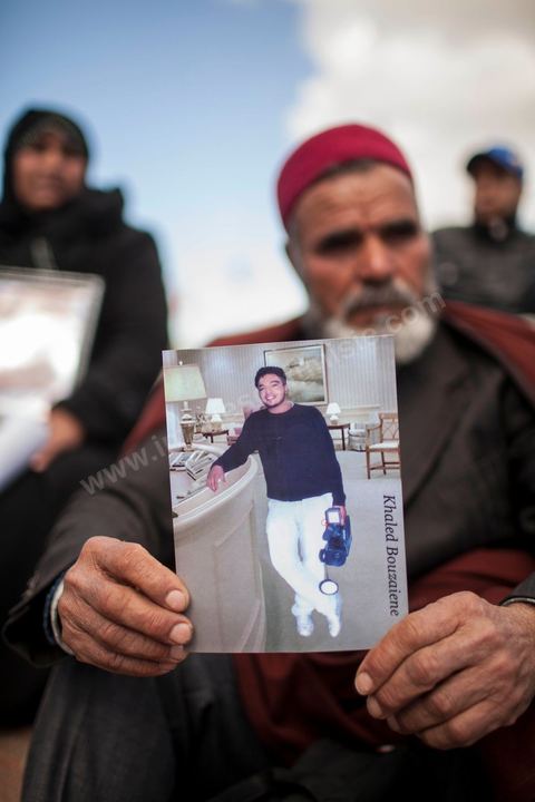 Des familles de victimes tuées lors de la répression du soulèvement de janvier 2011 manifestent devant le Ministère de la Défense pour éxiger la coopération du Ministère de l'Intérieur dans les enquêtes sur les circonstances des décès.