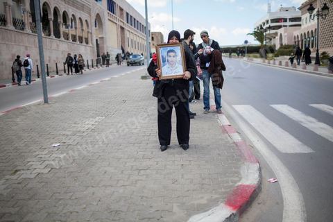 Des familles de victimes tuées lors de la répression du soulèvement de janvier 2011 manifestent devant le Ministère de la Défense pour éxiger la coopération du Ministère de l'Intérieur dans les enquêtes sur les circonstances des décès.