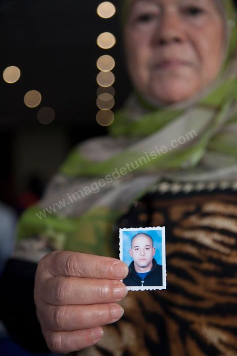 Tante d'un jeune homme tué chez lui par la police à Radès en janvier 2011.