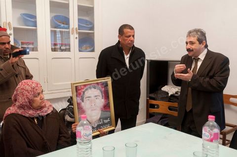 Khallil Ezzaouia, Minisre des affaires sociales, s'explique devant les familles de victimes à Redeyef à l'occasion du 4ème anniversaire du soulèvement du Bassin. Les habitants de Redeyef demandent que les trois victimes de juin 2008 soient reconnues comme des martyrs de révolution.
