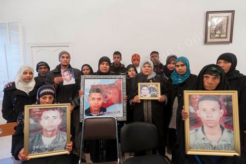Familles de victimes à Redeyef à l'occasion du 4ème anniversaire du soulèvement du Bassin. Les habitants de Redeyef demandent que les trois victimes de juin 2008 soient reconnues comme des martyrs de révolution.