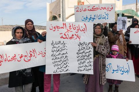 Familles de victimes de la répression du soulèvement de janvier 2011, devant le tribunal militaire du Kef, un jour d'audience.
