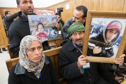 Familles de victimes de la répression du soulèvement de janvier 2011, devant le tribunal militaire du Kef, un jour d'audience.gg