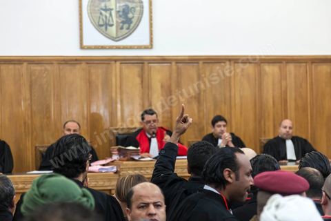 Un avocat des familles des victimes argumente face aux magistrats du Tribunal militaire du Kef.