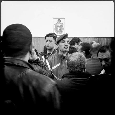 Audience du Tribunal militaire du Kef où sont jugés les responsables des morts notamment de Thala et Kasserine. La police militaire surveille la salle.