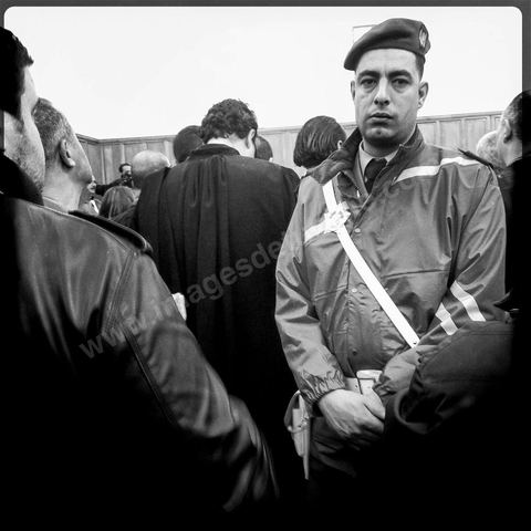 Audience du Tribunal militaire du Kef où sont jugés les responsables des morts notamment de Thala et Kasserine. La police militaire surveille la salle.