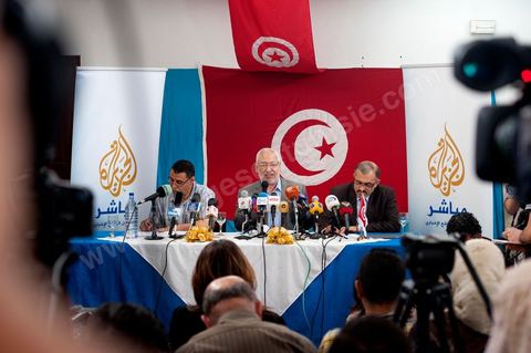 13 juin Cité Ettahrir Tunis : Le chef du parti islamiste Ennahda au pouvoir en Tunisie, Rached Ghannouchi, a appellé mercredi 13 juin au matin lors d'une conférence de presse, la population à descendre dans la rue et à protéger les bâtiments publics vendredi prochain, en réponse aux nouvelles manifestations annoncées le même jour par des salafistes. Symboliquement la conférence de presse a eu lieu à la Cité Ettahrir, une banlieue populaire de Tunis où des affrontements ont eu lieu ces deux derniers jours.