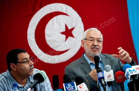 13 juin Cité Ettahrir Tunis : Le chef du parti islamiste Ennahda au pouvoir en Tunisie, Rached Ghannouchi, a appellé mercredi 13 juin au matin lors d'une conférence de presse, la population à descendre dans la rue et à protéger les bâtiments publics vendredi prochain, en réponse aux nouvelles manifestations annoncées le même jour par des salafistes. Symboliquement la conférence de presse a eu lieu à la Cité Ettahrir, une banlieue populaire de Tunis où des affrontements ont eu lieu ces deux derniers jours.