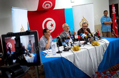13 juin Cité Ettahrir Tunis : Le chef du parti islamiste Ennahda au pouvoir en Tunisie, Rached Ghannouchi, a appellé mercredi 13 juin au matin lors d'une conférence de presse, la population à descendre dans la rue et à protéger les bâtiments publics vendredi prochain, en réponse aux nouvelles manifestations annoncées le même jour par des salafistes. Symboliquement la conférence de presse a eu lieu à la Cité Ettahrir, une banlieue populaire de Tunis où des affrontements ont eu lieu ces deux derniers jours.